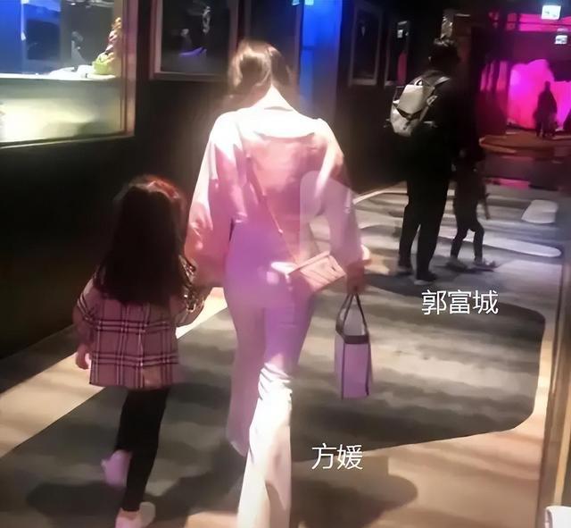郭富城|郭富城带岳父岳母一家聚餐，网友怼脸拍摄惹怒天王！女儿眼神超萌