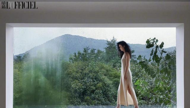 赵丽颖|赵丽颖身穿浅色针织衫搭超靓!肤白貌美大长腿太惊艳了