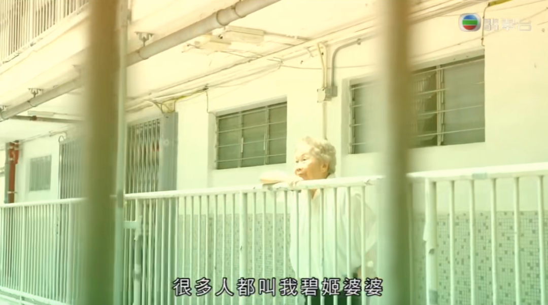 龙套|她60岁才出道,和刘德华周星驰拍了30年戏,成港人最熟悉的“龙套女王”