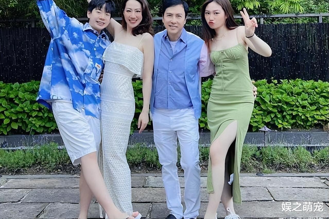 甄子丹|甄子丹为第三任妻子庆生,小18岁诗诗美如少女,两人已恩爱19年