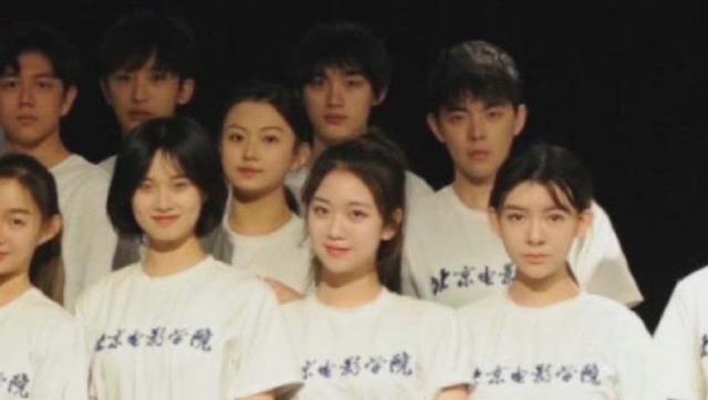 丁程鑫|丁程鑫身高有1米8？当看到他与172的娜扎抢话筒时：是谁撒谎了？