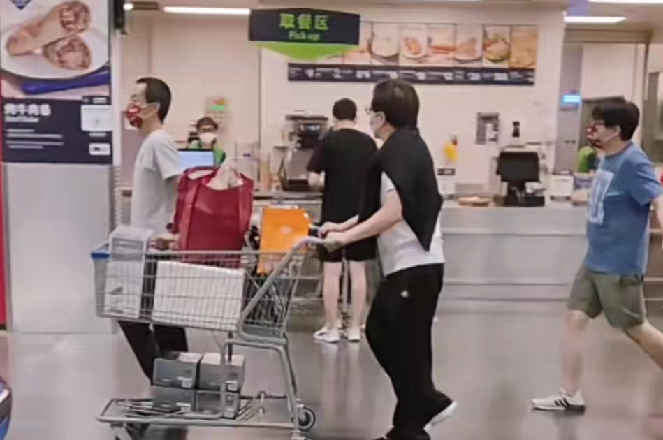 成龙|成龙现身顺义超市闲逛,独自推购物车太接地气,房祖名被疑在旁
