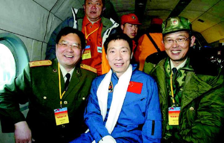 太空漫步第一人——中国宇航员杨利伟,为何上太空还要带手枪?
