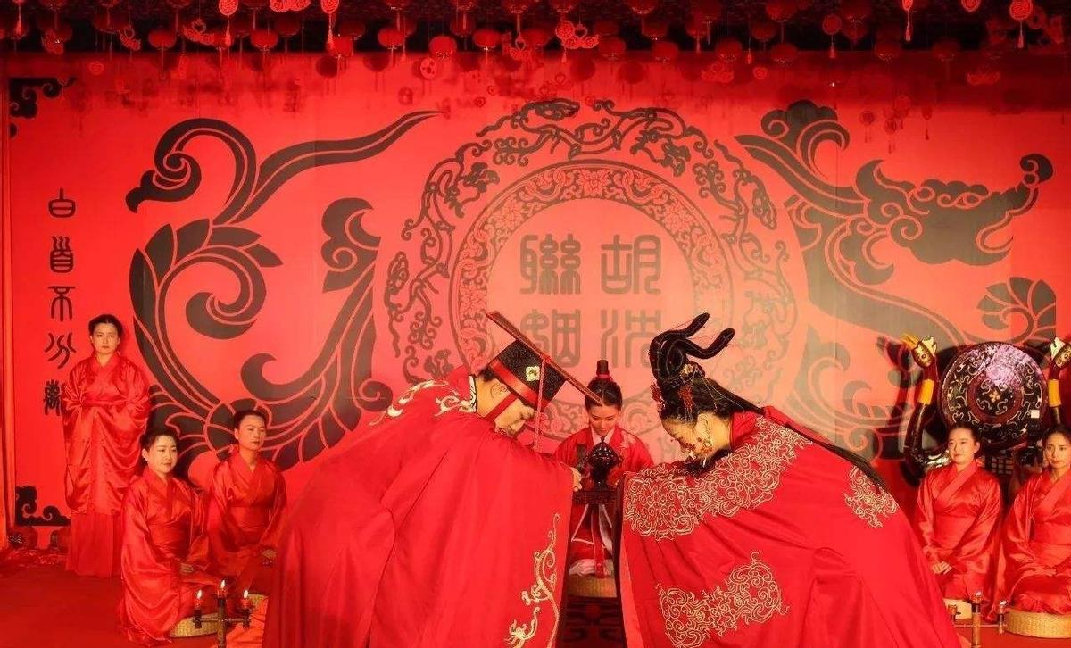 古代女子出嫁时，会提前准备6件陪嫁物，其中有3件物品令人羞涩