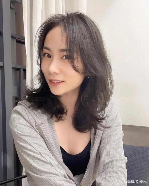 雅诗兰黛 黑长直太“老土”了，今年流行这3种“锁骨卷发”，洋气显年轻