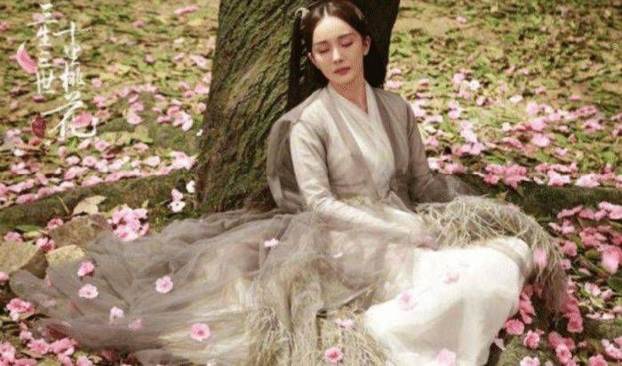 刘亦菲|女星睡姿大曝光，刘亦菲超放松，杨幂像是在摆拍