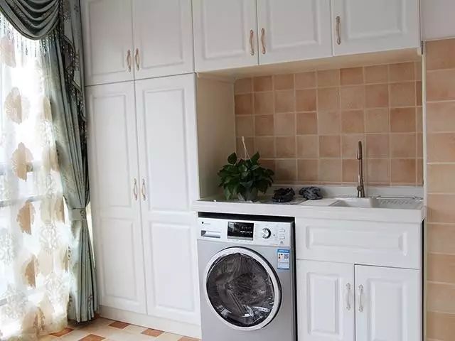 房子小,东西多,阳台做个柜子好用多了