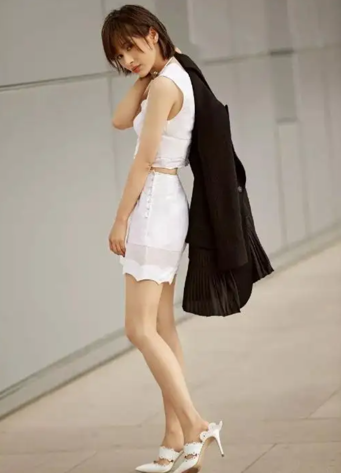 武则天|8位小个子女星，鞋子不能低于10cm，接吻得踩箱子、不能拍远景