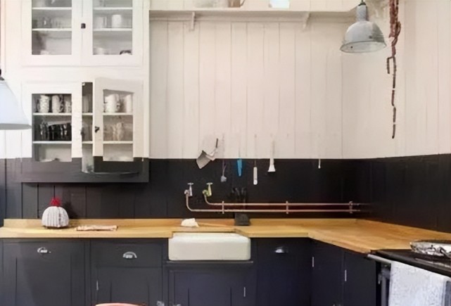 越来越多人厨房不做吊柜了,第一次见这种设计,关键是省钱