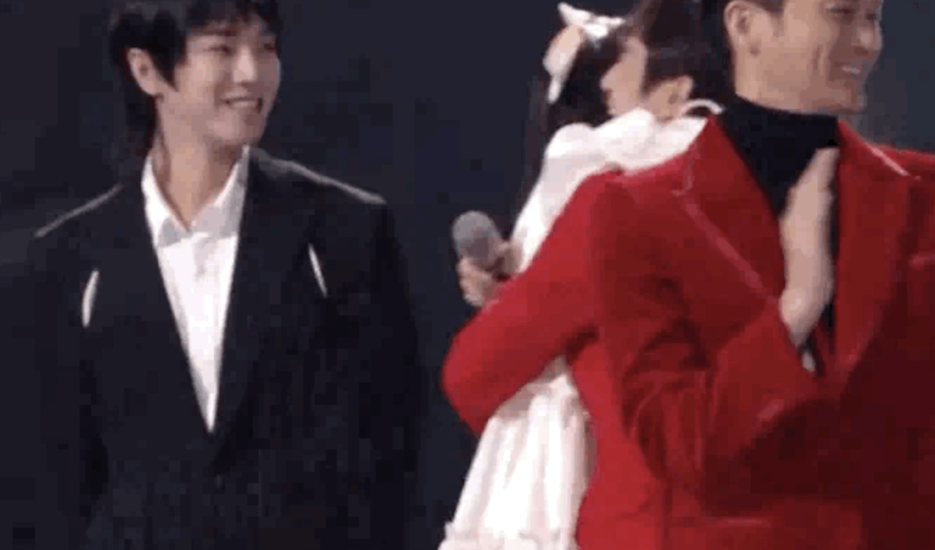 何炅|网传何炅父母离开,谢娜用特殊的方式安慰!快乐家族跨年又留遗憾