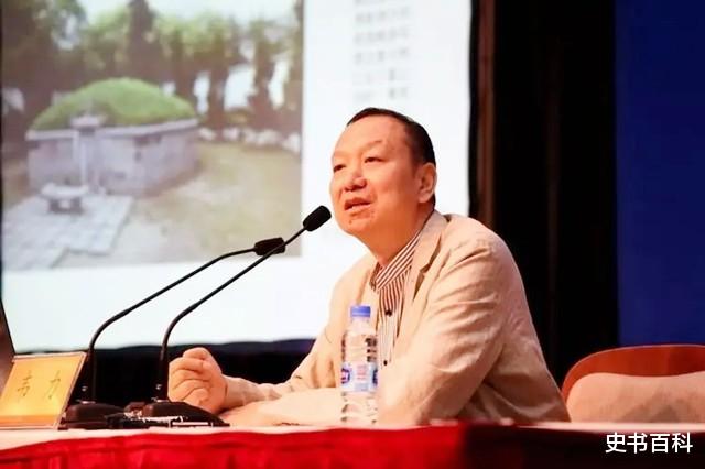 男子花一万买一本破书,卖500万没卖掉,拍卖会拍出2600万天价