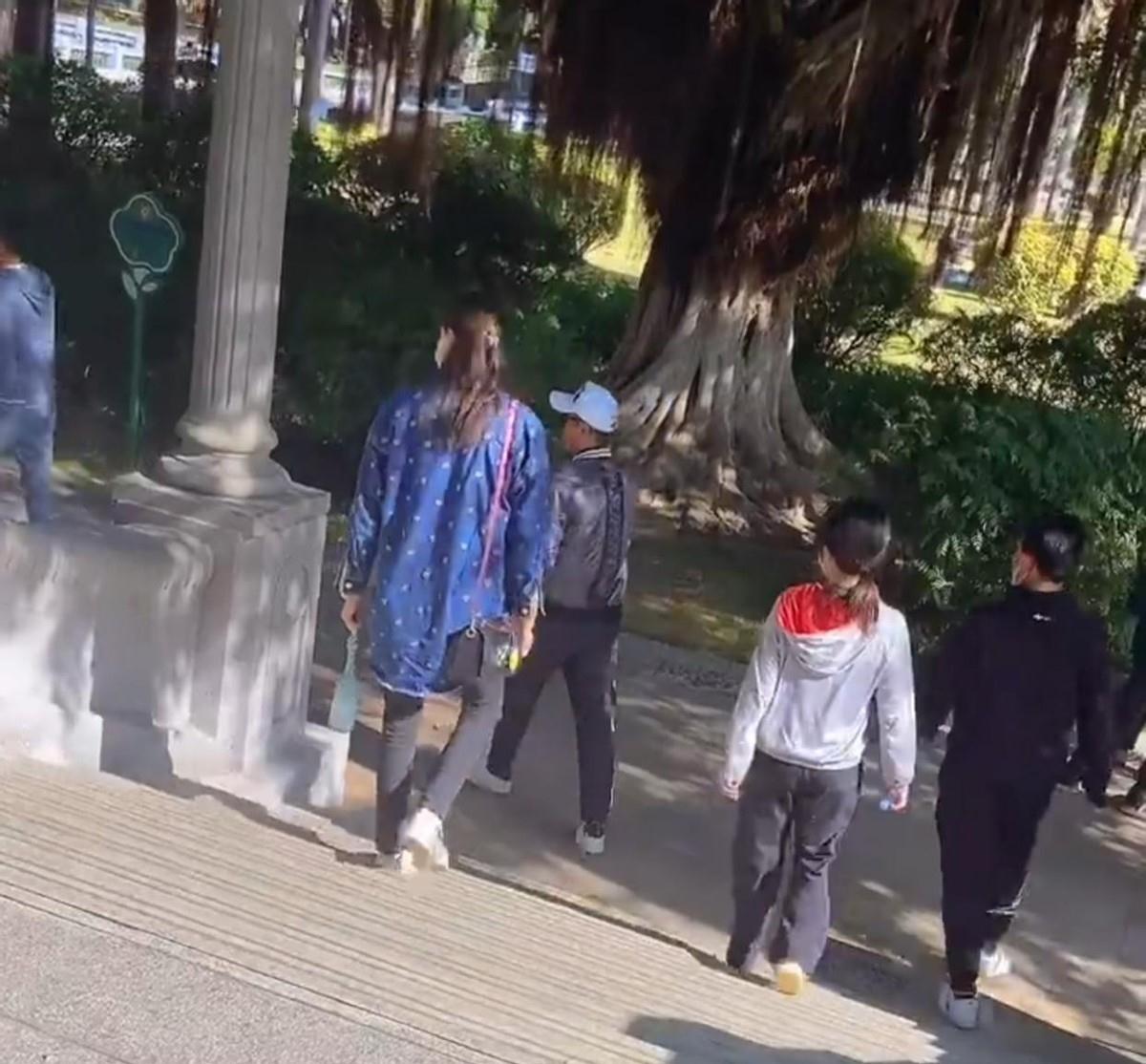 谢杏芳|林丹夫妇私下散步被偶遇，谢杏芳在后紧跟老公步伐，两人打扮低调