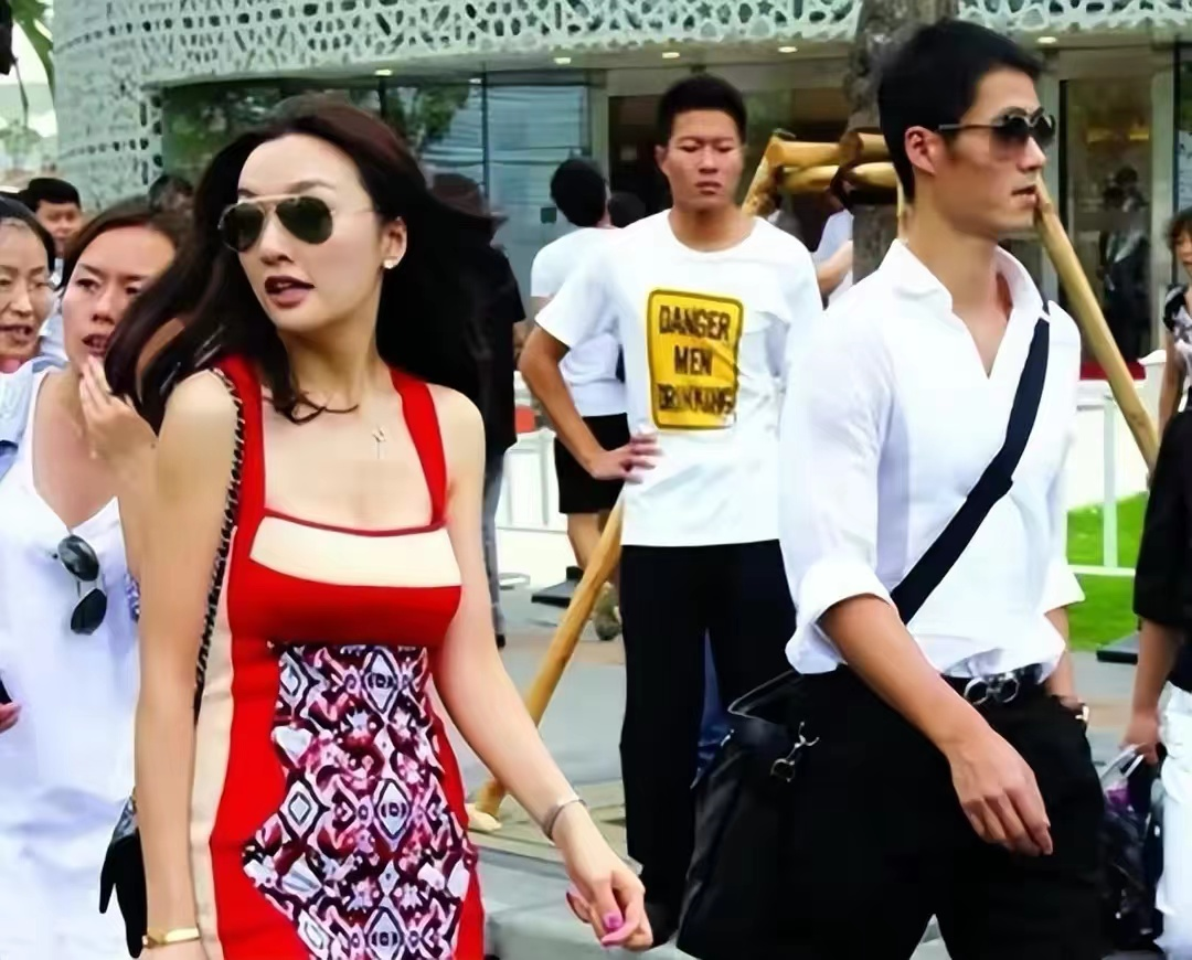 王励勤|王励勤前女友，豪宅聚餐！36岁皮肤白皙身材傲人，3年嫁2任富豪老公