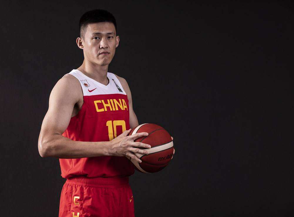 周鹏|周鹏为什么是男篮队长？如果看过15年那次连夜奔袭，你会知道答案