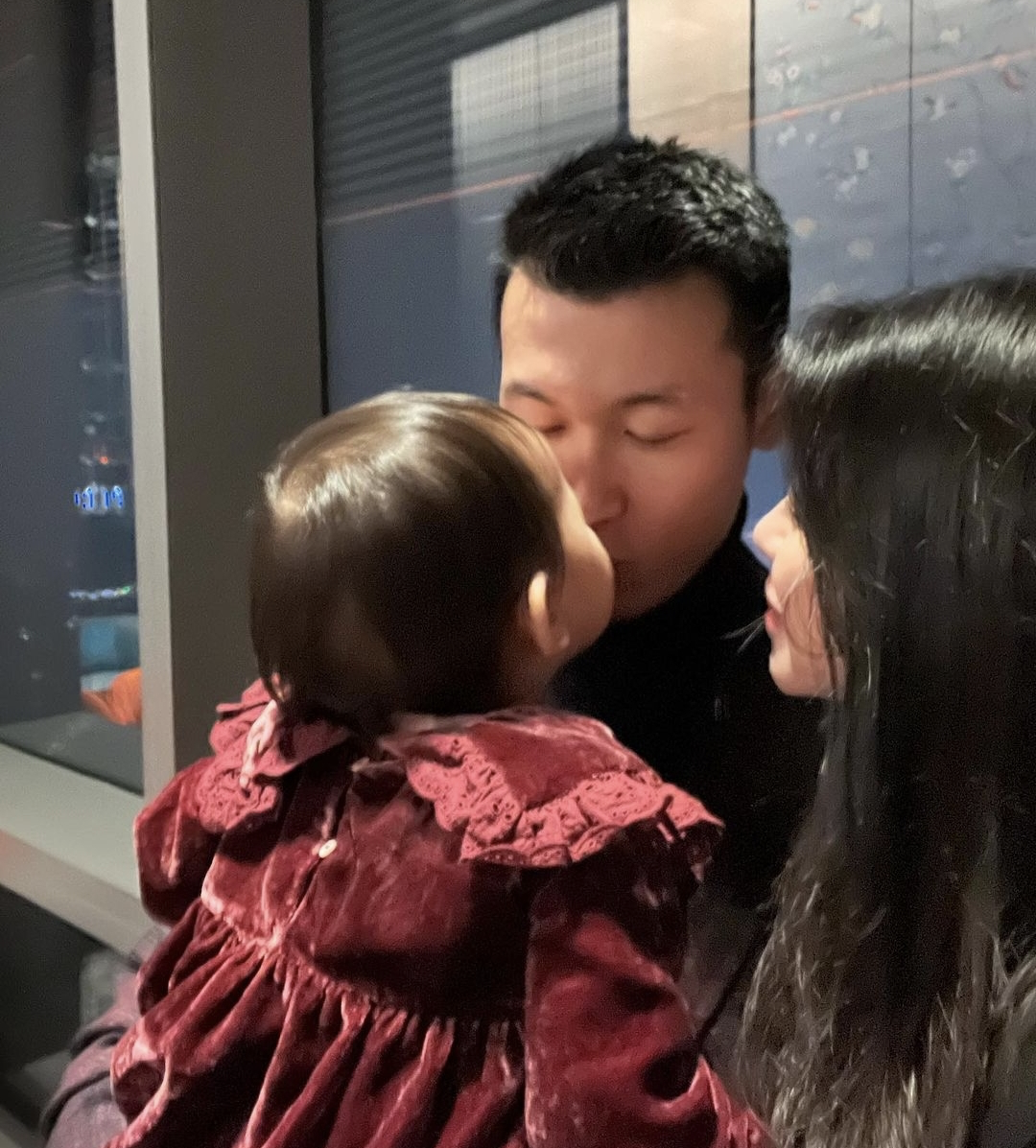 朱珠|朱珠全家福:父女俩亲吻很温情,朱珠穿高叉礼裙身姿曼妙