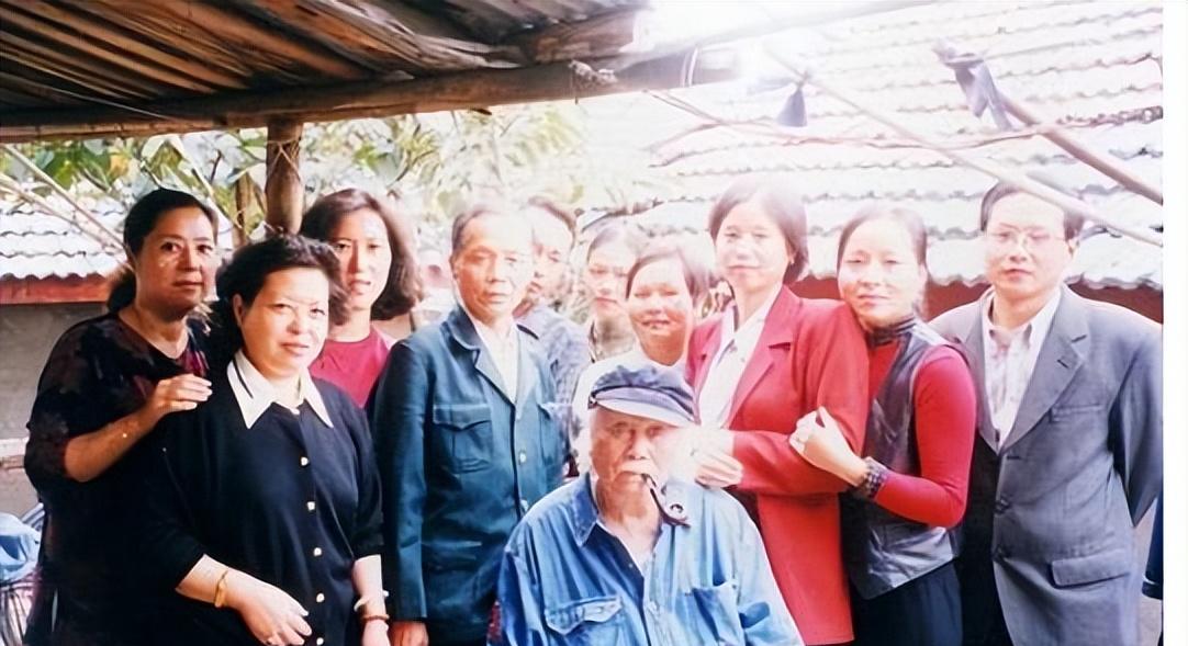 成龙|2013年,成龙回安徽老家认祖归宗,只在穷大哥家待了十多分钟