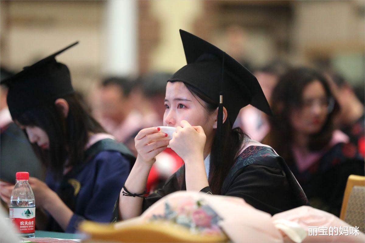 高校|22届高校毕业生更“懂事”了，期望月薪才6295元，比往年下降6%