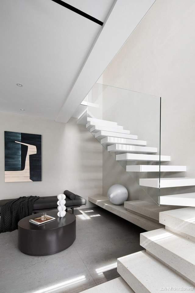 令人称奇的悬浮楼梯,原理竟等同于印度街头的人体悬浮术