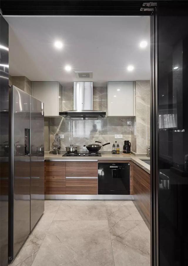 159㎡三居装成简约风也花30万，亲戚看完都说很高级，就是太素了