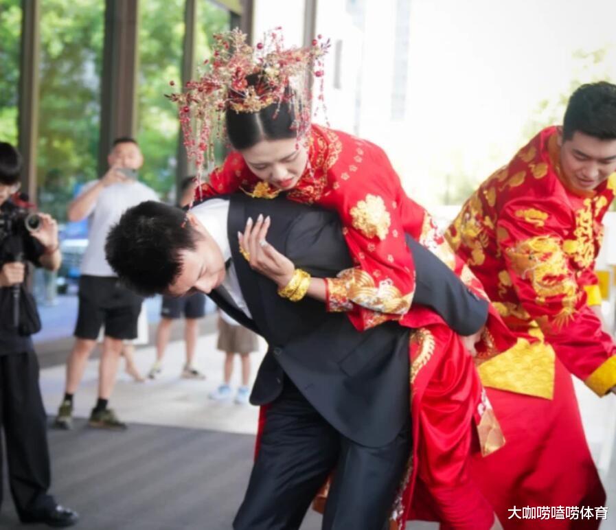 陈冠希|泪目！张常宁大婚，异母哥哥强忍腰伤+背160斤妹妹上车，父亲心疼