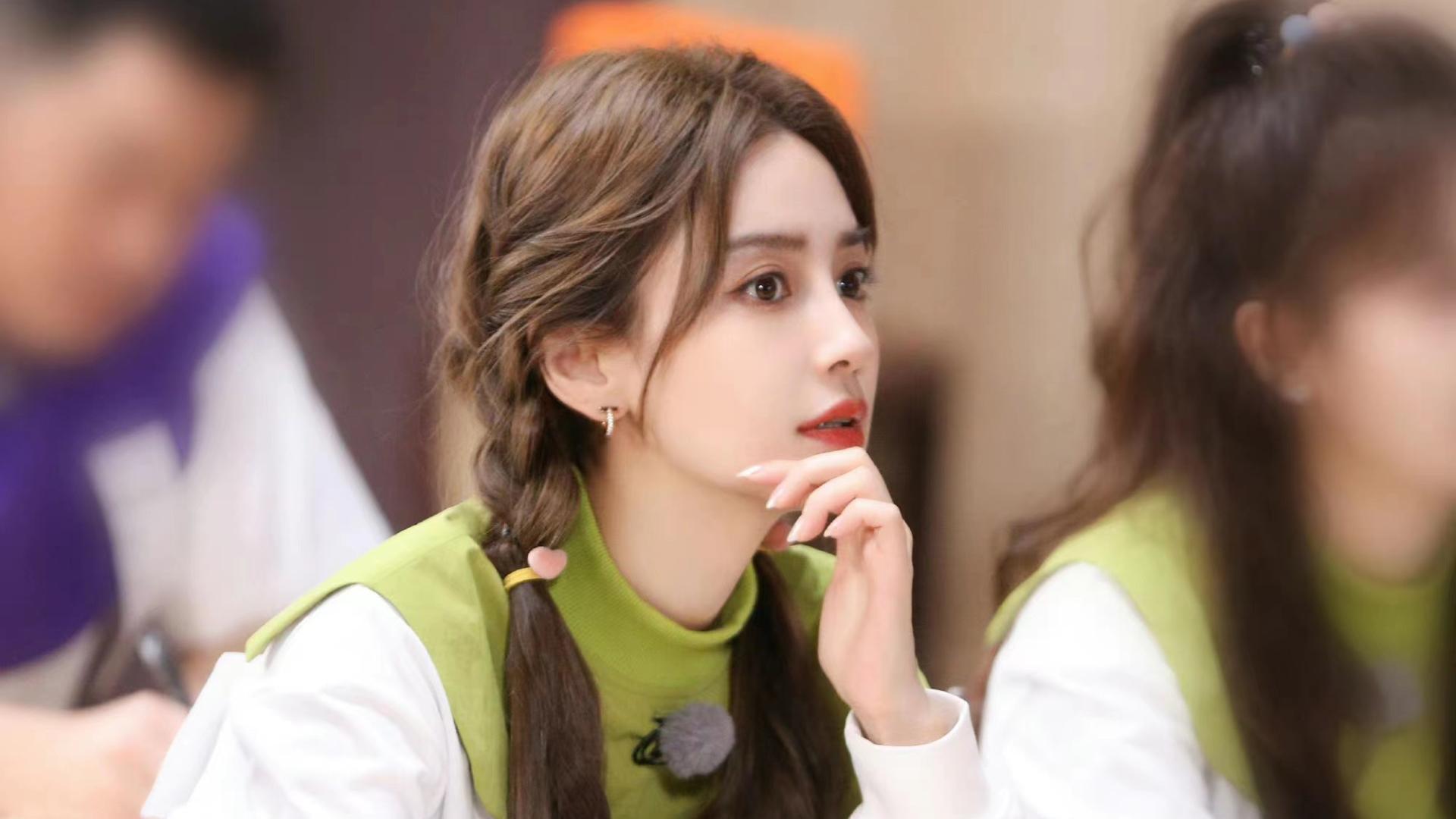 Angelababy Angelababy奔跑吧新发型好甜美，半扎双麻花辫，少女味十足！