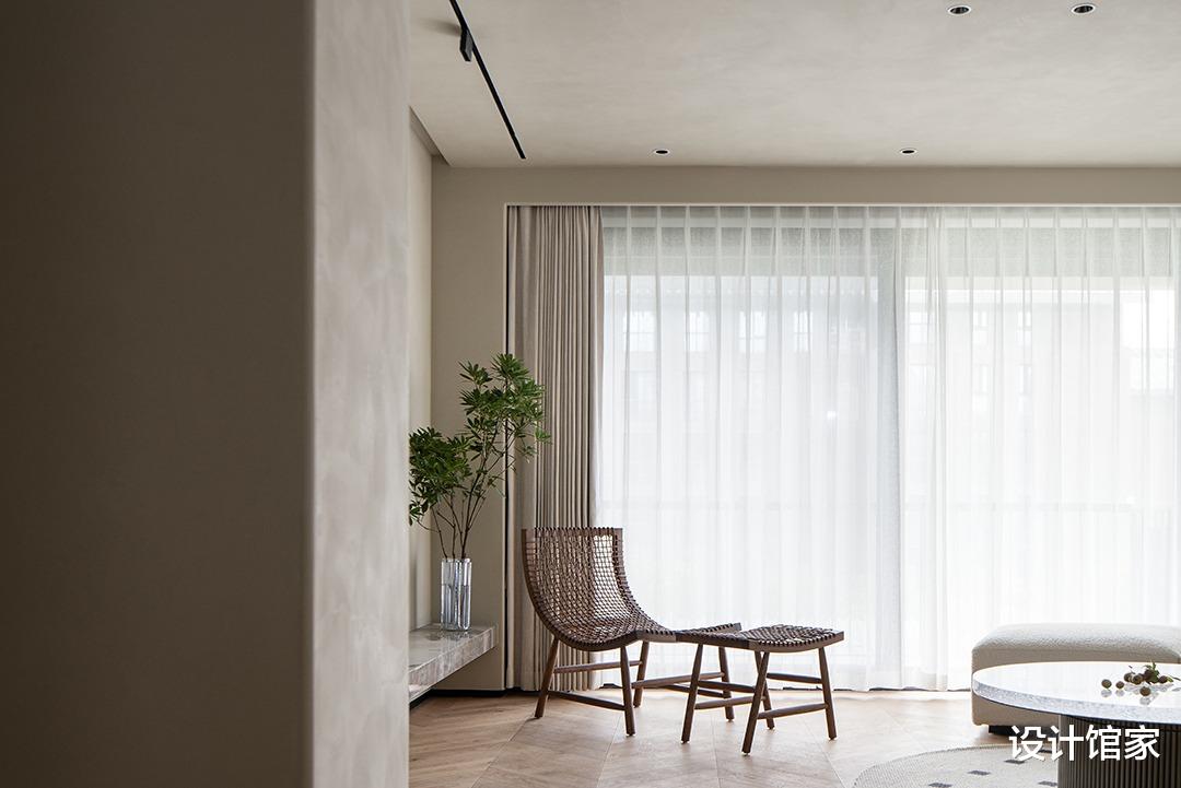 00后装修260平大平层,客厅准备了一盏钓鱼灯,看起来超舒服!