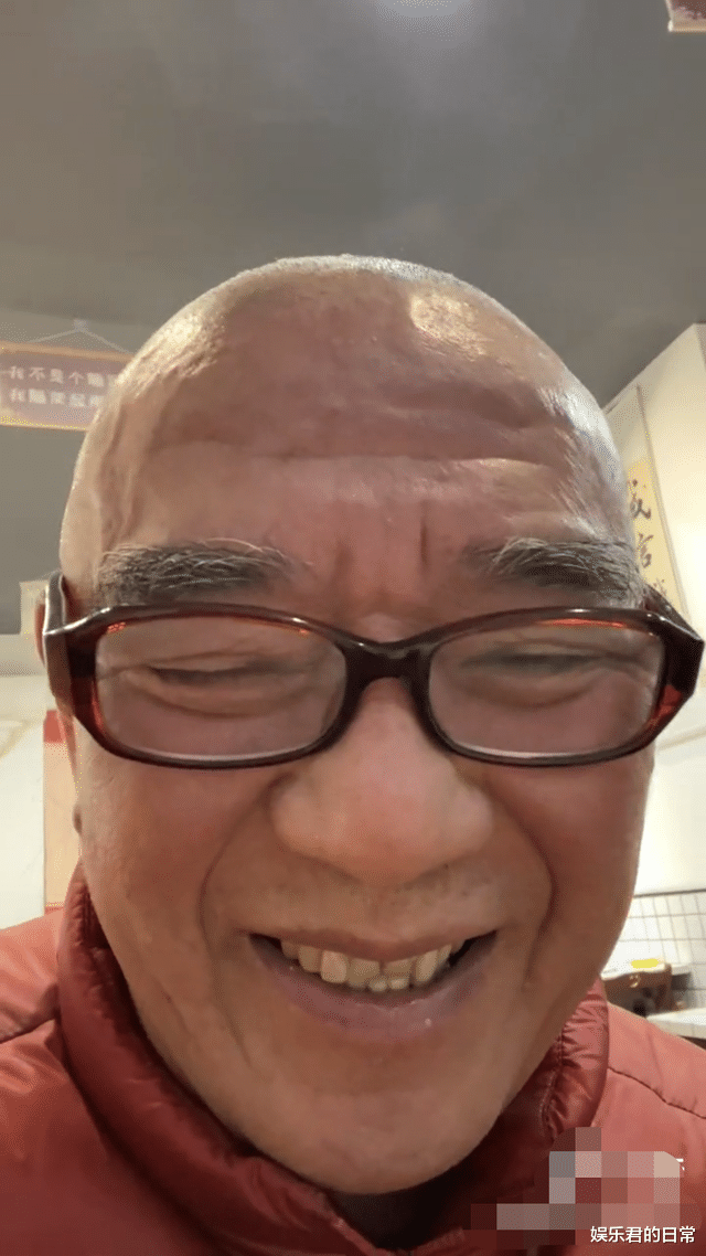 李立群|69岁李立群凌晨收工，现身内地苍蝇小馆，眼神迷蒙兴奋喝伏特加