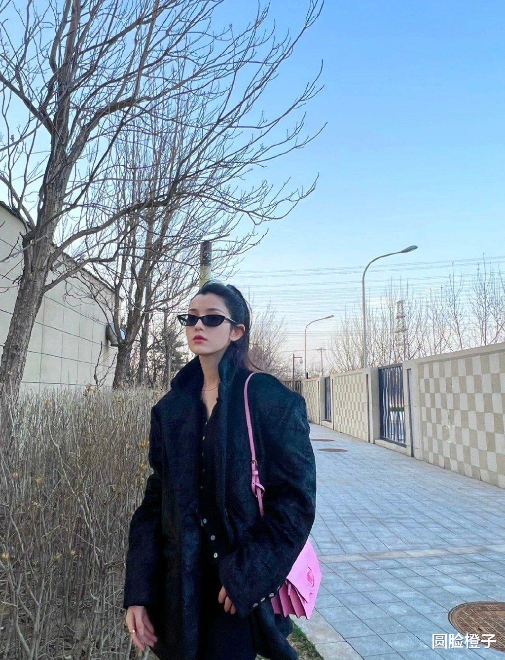 美容养颜 哈妮克孜扎高马尾更美，穿一身黑色阳光下拍照，五官立体又精致