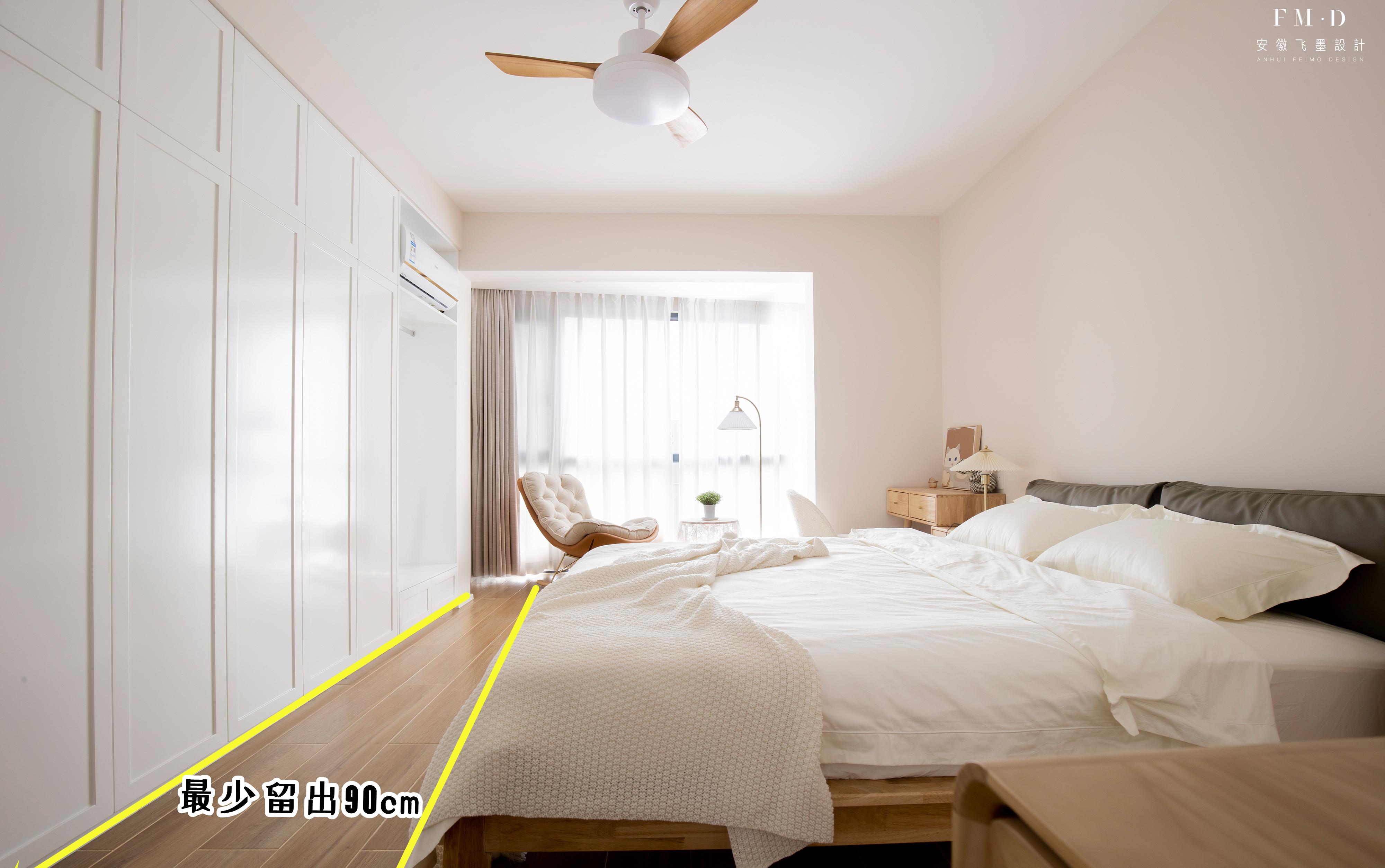 床尾不要空着，挂电视也过时了，放斗柜、装一排衣柜才是明智选择