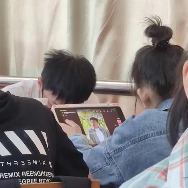 湖南一女子借卡去图书馆,旁边男子看她摊上事,被10个同学堵住了