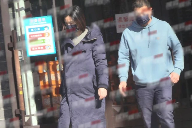 |50岁李亚鹏喜当爹！19岁女友素颜穿羽绒服产检，肚子圆滚滚老好多