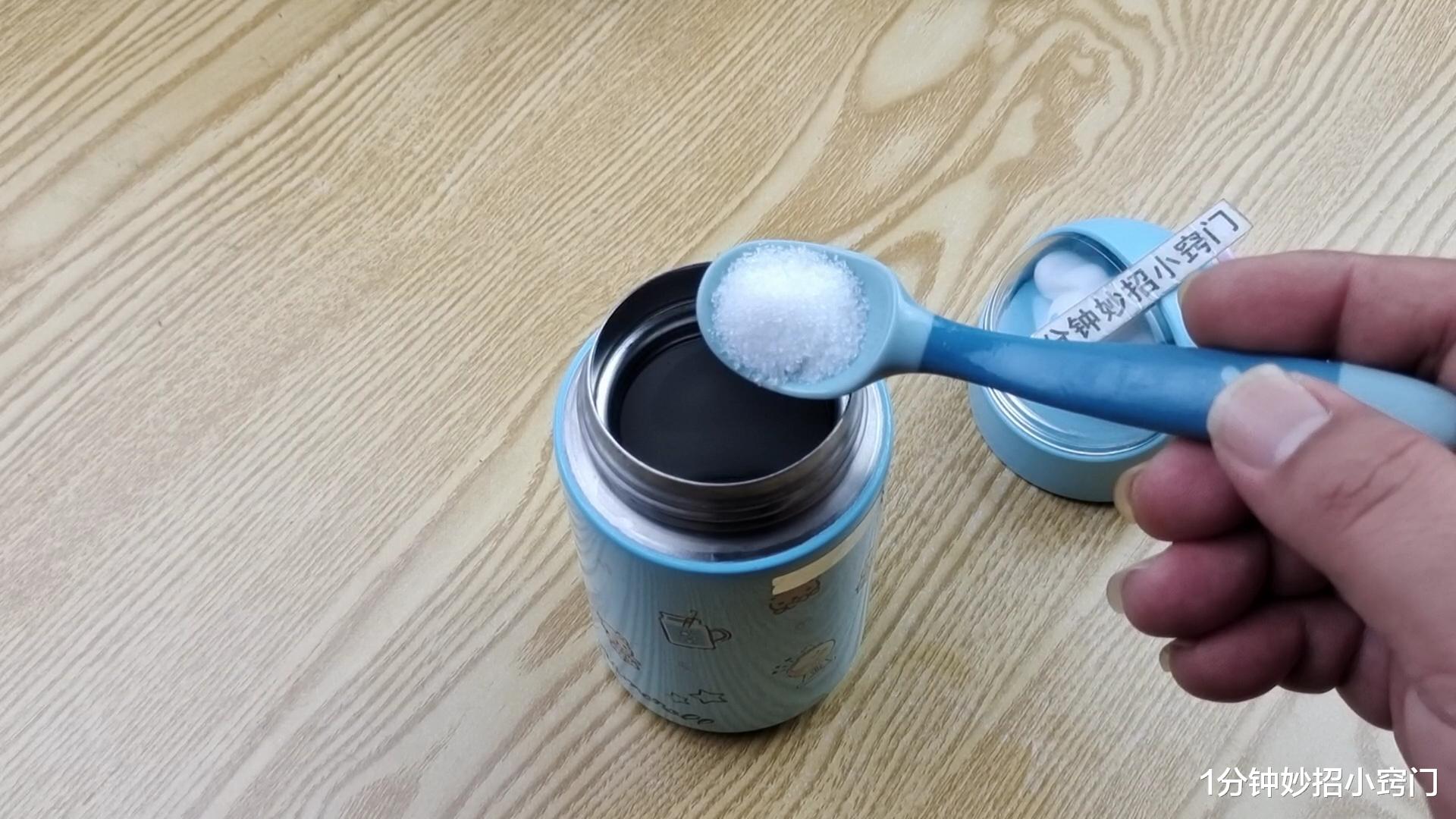 不管保温杯多深多不好洗,教您一招,不用洗涤剂,细菌茶垢全搞定