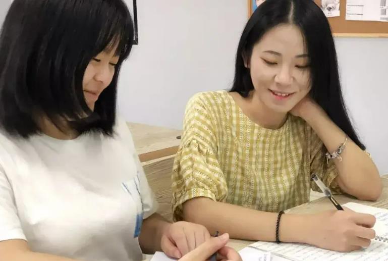 女生穿露腰装遭大妈批评,结局叫人舒适