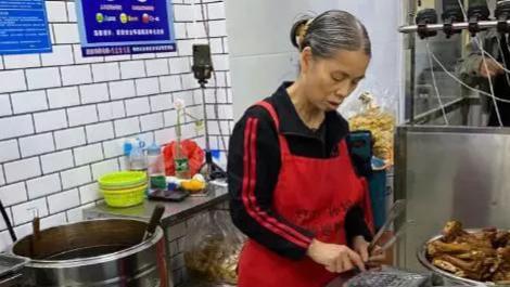 全网最嚣张的老太婆，如今收敛暴脾气还会对客人笑了，网友：晚了