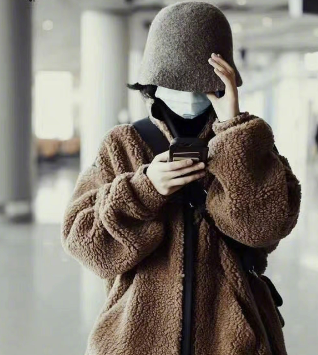 焉栩嘉|焉栩嘉张子枫疑似恋情曝光,穿情侣装同回小区,被猜测双方已同居