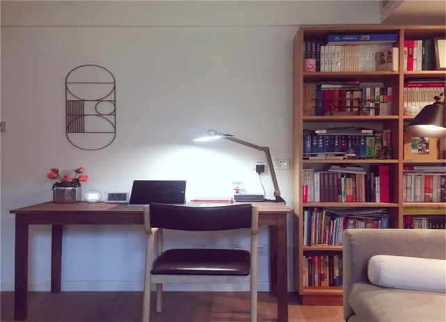 72平日式原木风二居室,电视墙看起来也很简洁大气