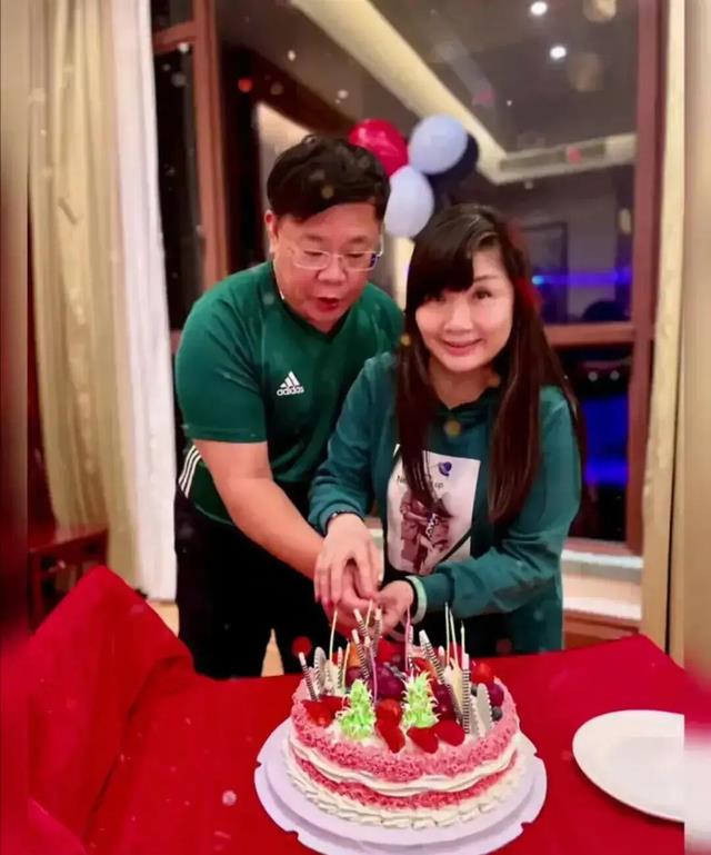 退休|广东王牌主持郑达与妻子一同庆祝生日，他隐藏已久的妻子终于曝光