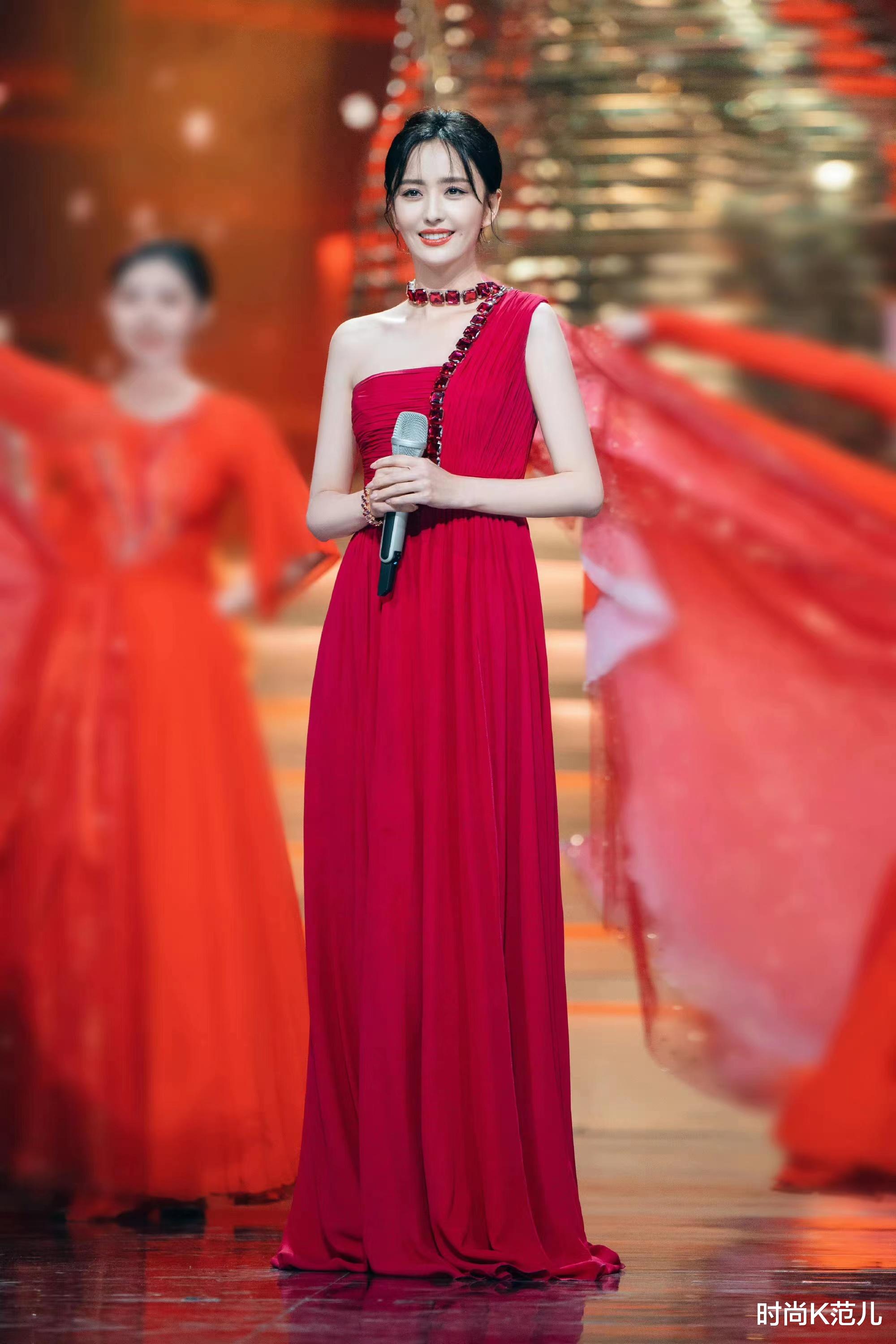 佟丽娅|佟丽娅金鹰节登台献唱，一袭中国红长裙优雅又惊艳，美成焦点！