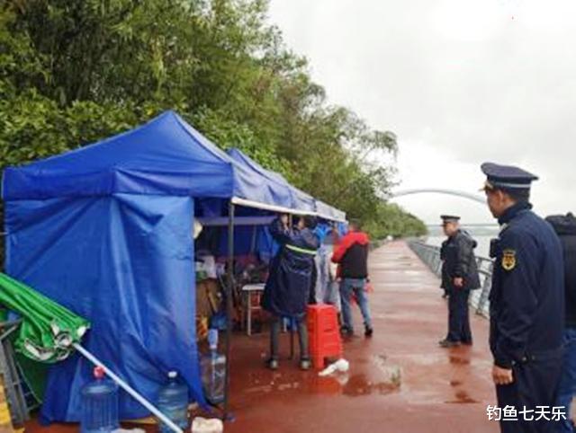 疯狂|柳州出现“代钓”一族？吃住全在江边，垂钓者：有人雇我们来钓鱼