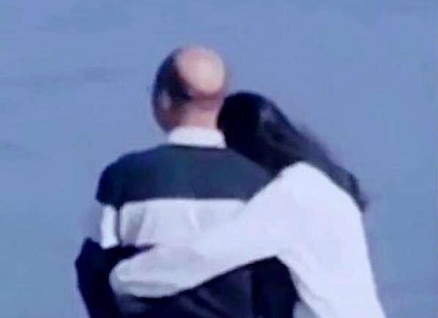 妙龄女生和秃顶中年男子，海边约会拥抱，网页吐槽：这才是真爱