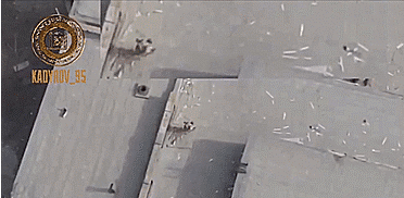 亚速营|车臣武装用大疆无人机，发现楼顶有亚速营狙击手，还在进行战术翻滚！