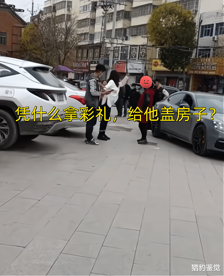母亲偷偷拿女儿彩礼给儿子盖房,女子当街咆哮:你让我没脸见人