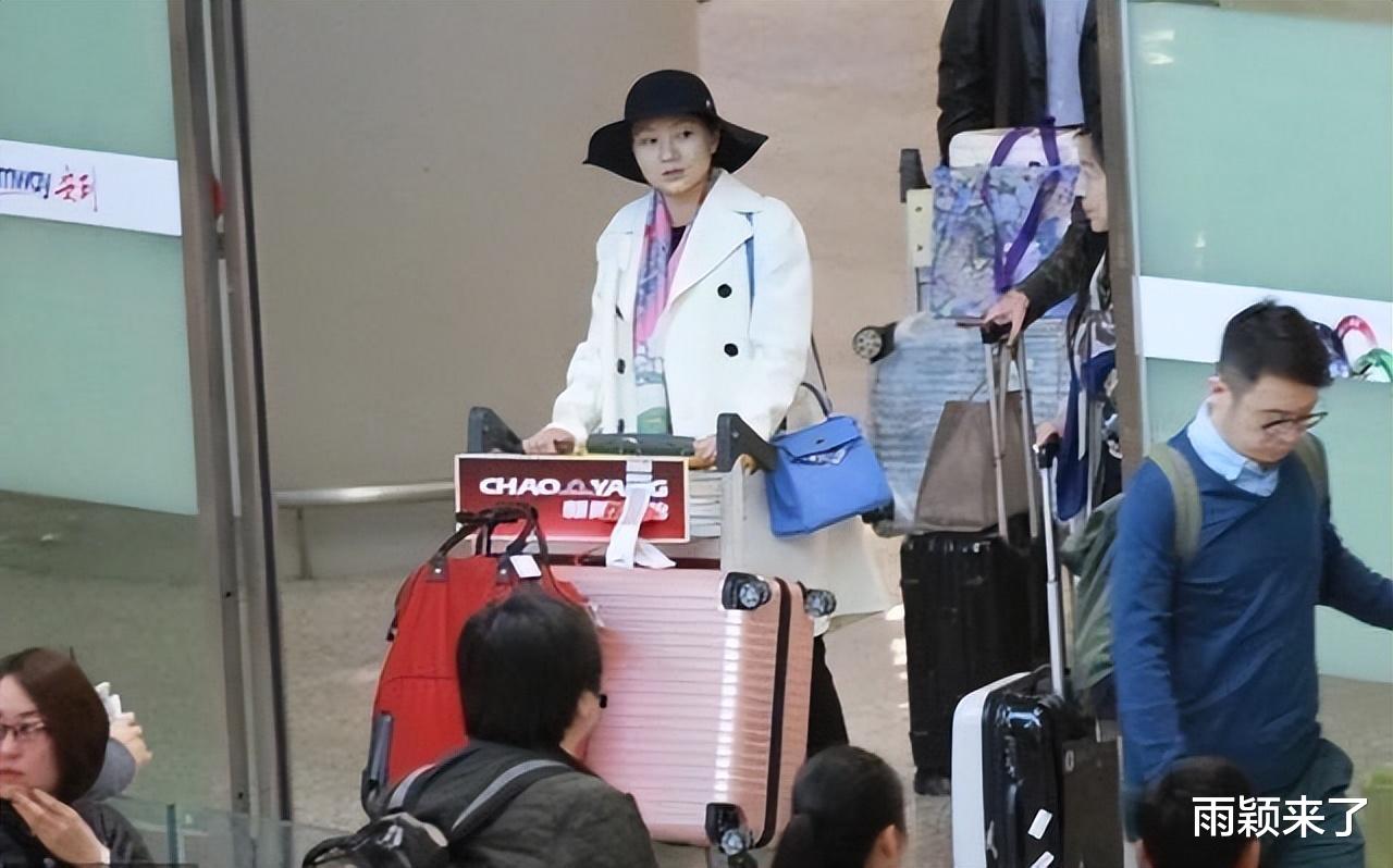 张艺谋|张艺谋小娇妻真会打扮!穿白色大衣优雅大气,戴宽檐帽像法国贵妇