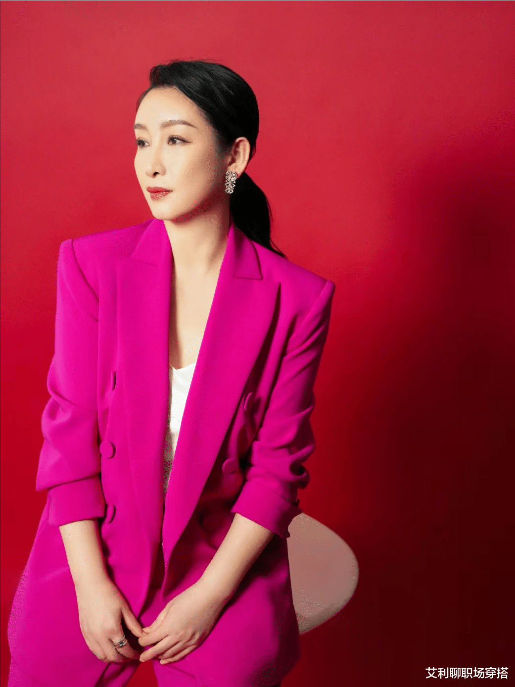 春晚|春晚明星扎堆比美，赵丽颖水墨长裙穿出国泰民安脸，秦岚惊艳宋祖儿俏皮