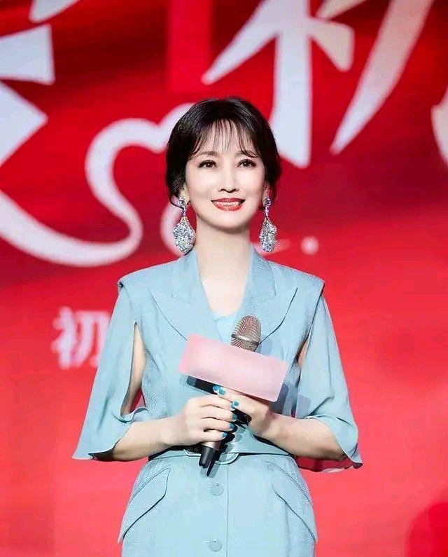 空气刘海|赵雅芝剪了空气刘海更年轻了，优雅气质，穿搭精致，散发迷人魅力