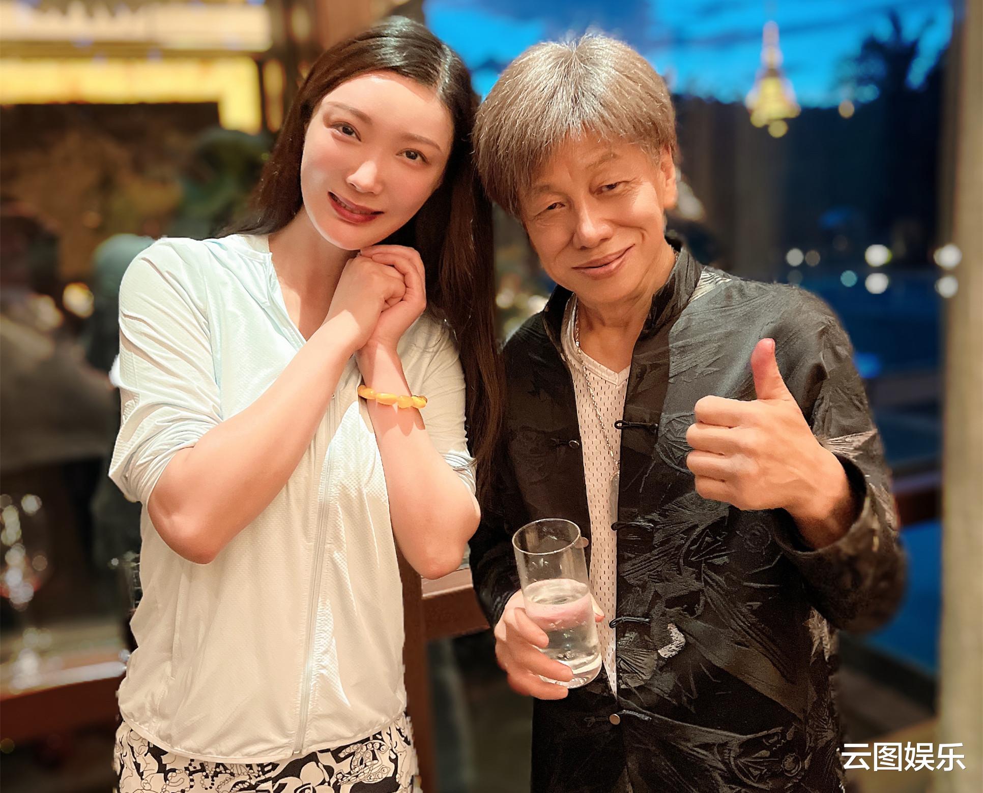 |32岁王李丹妮停车场热舞！穿开叉裙大秀长腿，轻撩头发女人味足