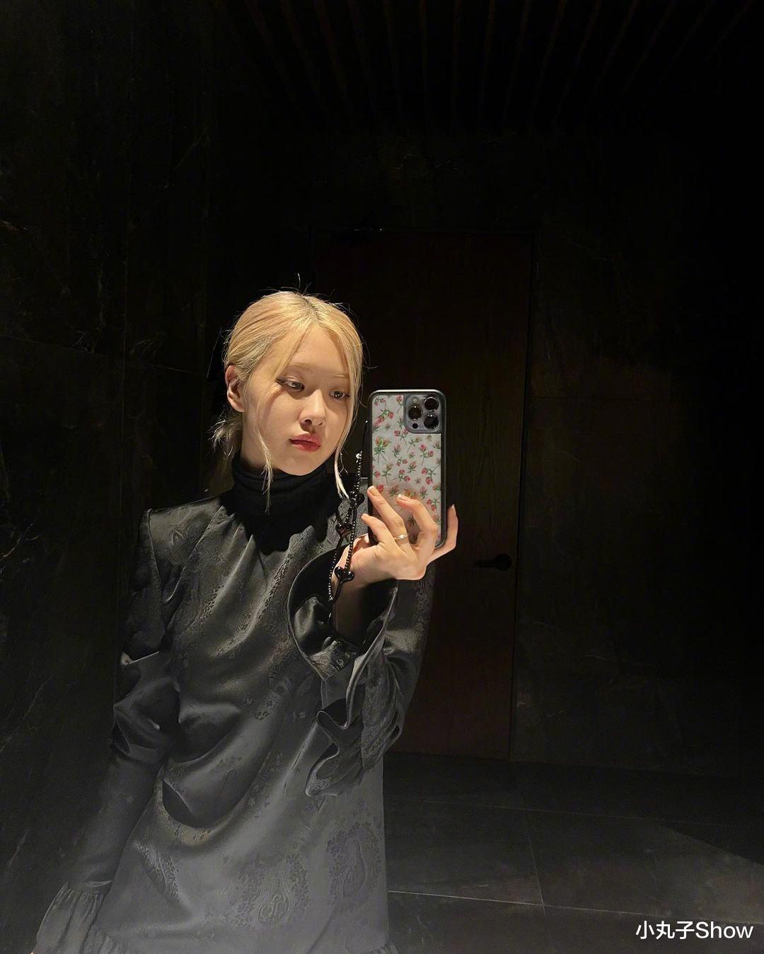 欧美明星|给粉丝发福利!ROSé朴彩英晒性感自拍,公主裙也能秀白皙漫画腿