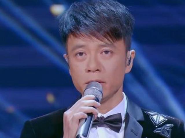 周深|《我们的歌》冠军周深李克勤，年龄差25岁，歌声默契却如天作之合