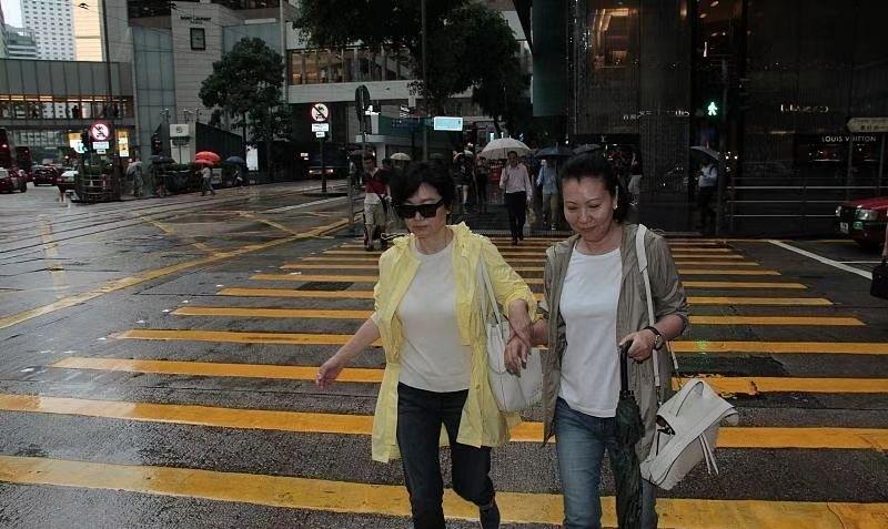 林青霞|林青霞素颜逛街，穿嫩黄色身材却很大妈感，年龄感太真实了