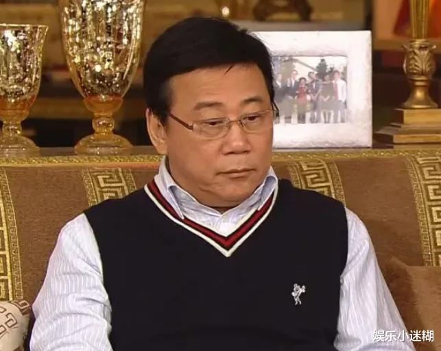 夏雨|76岁夏雨被曝移民加拿大,和苗侨伟聚会4位美女环绕,笑容藏不住